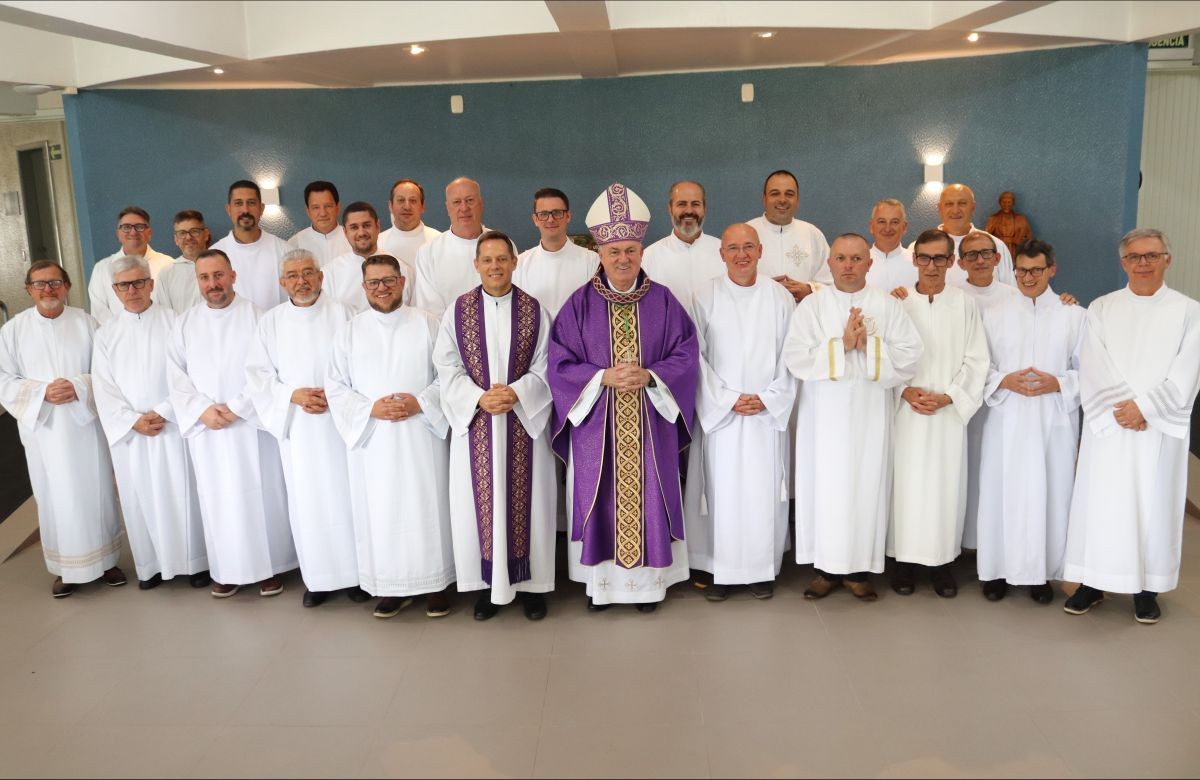 Foto de capa da notícia Após a vivência de um dia e meio de retiro, candidatos da Escola Diaconal São Filipe são instituídos no ministério de leitor