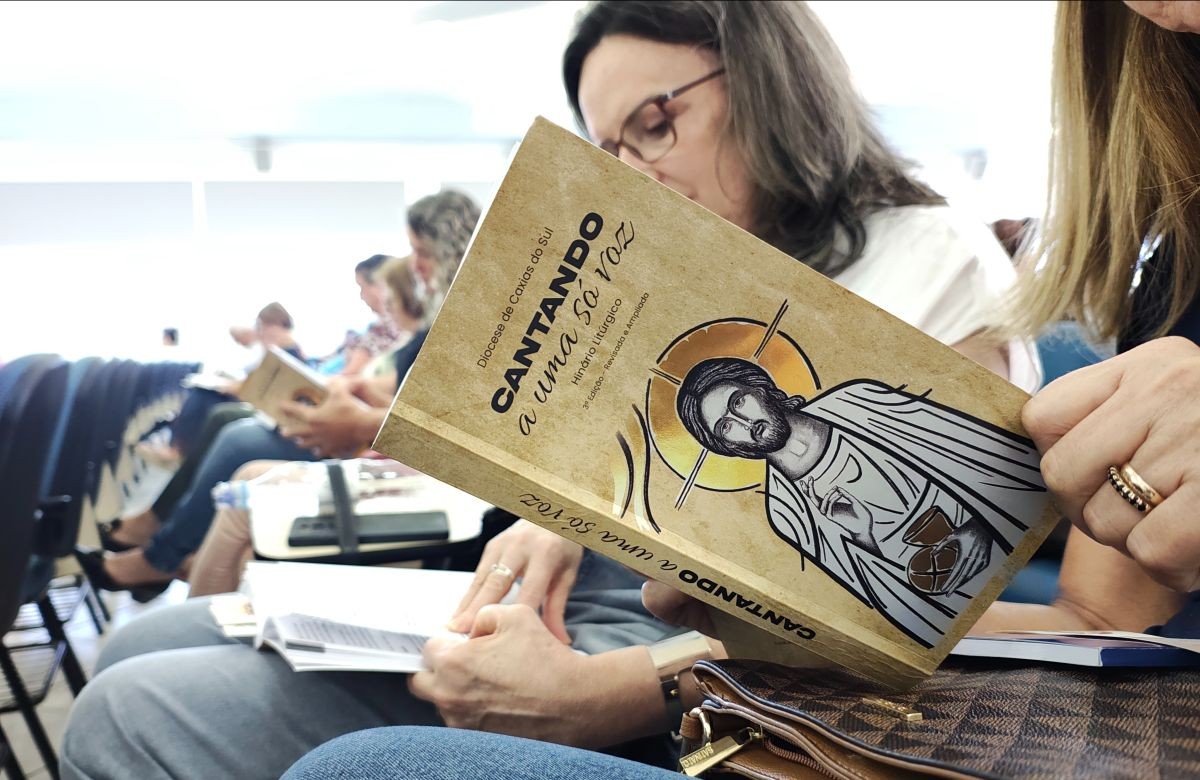 Foto de capa da notícia Manhã de formação no Santuário de Caravaggio marca o lançamento do novo hinário litúrgico da Diocese de Caxias do Sul