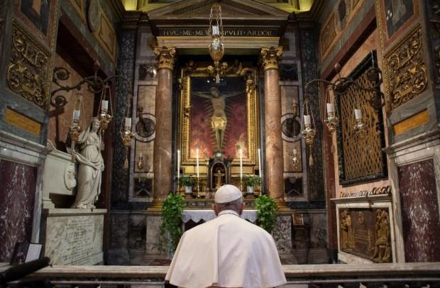 Papa Francisco em oração - Vatican Media