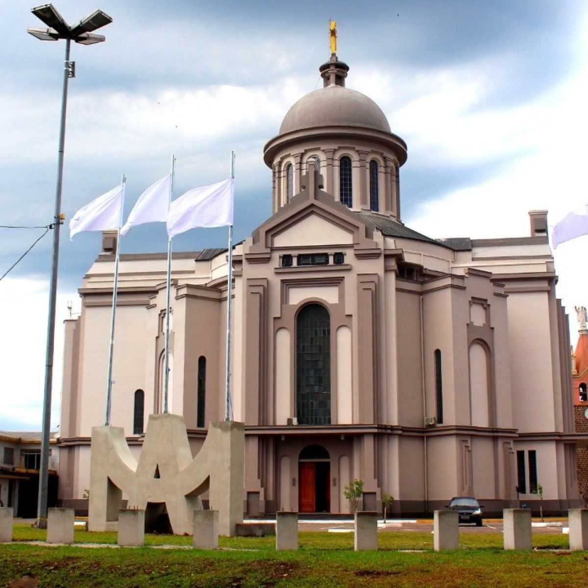 Foto de capa da notícia Monumento das Bandeiras construído em Caravaggio lembra cidades da Diocese de Caxias do Sul