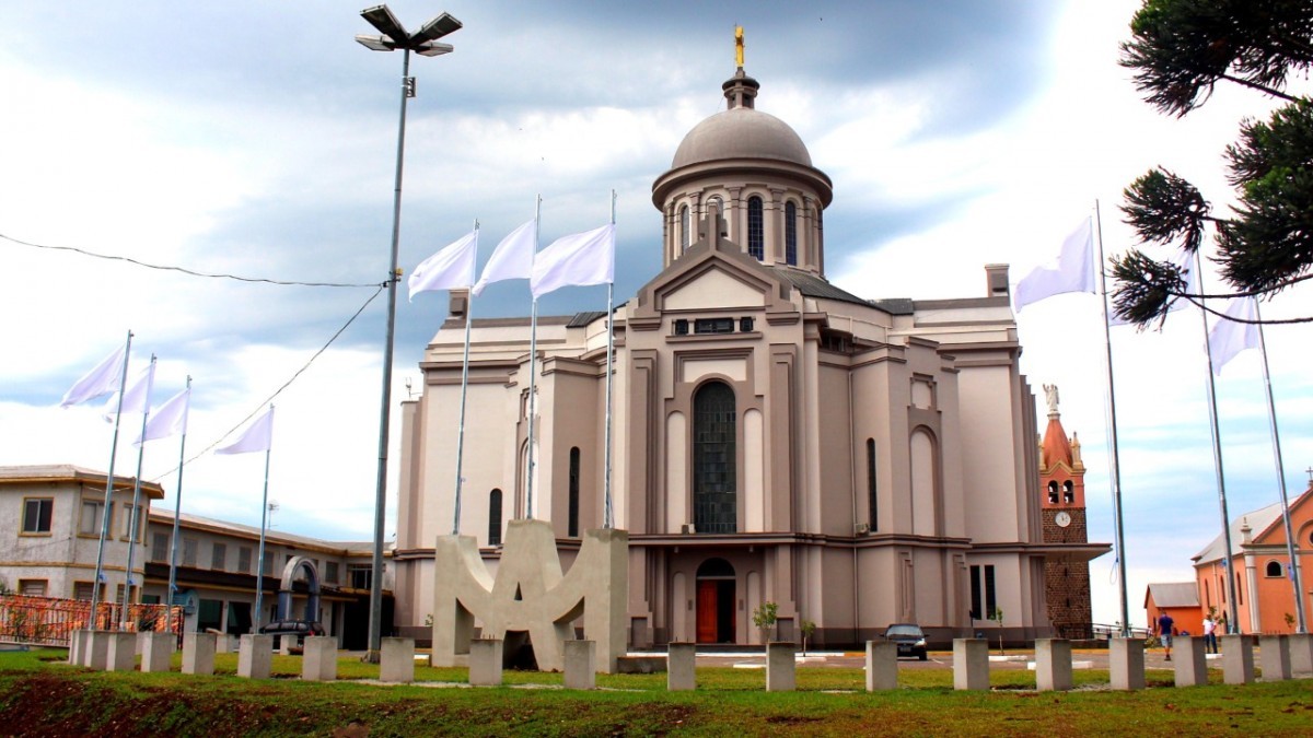 Monumento das Bandeiras construído em Caravaggio lembra cidades da Diocese de Caxias do Sul
