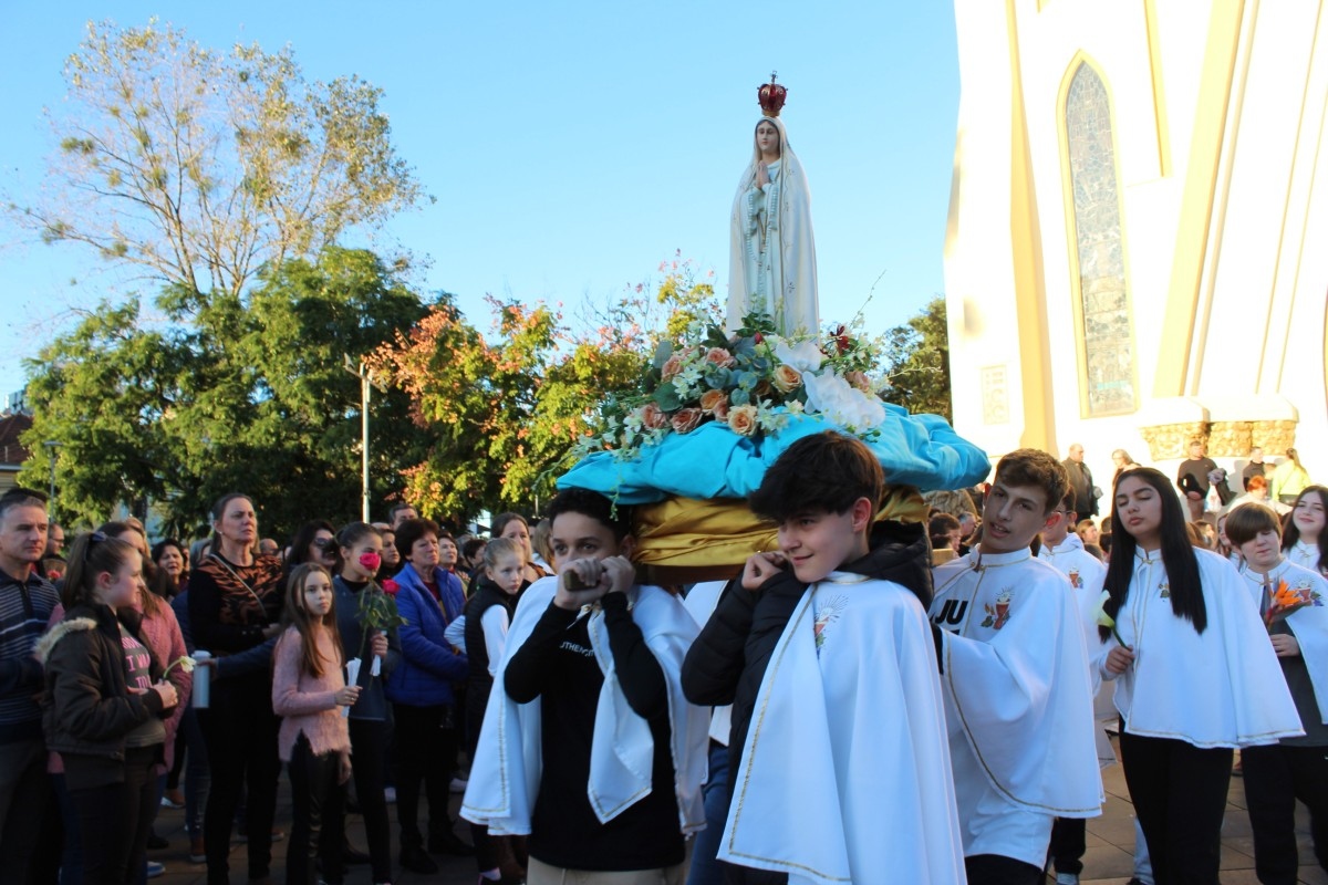 Trezena, procissão e Missa solene marcam festejos de Nossa Senhora de Fátima na Paróquia Cristo Rei, em Bento