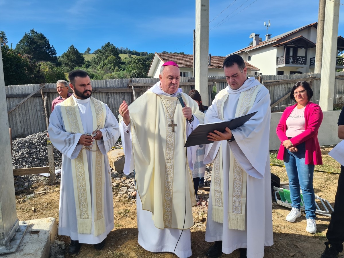 Bênção da pedra fundamental dá início oficial às obras da Igreja de São Pelegrino, em Antônio Prado