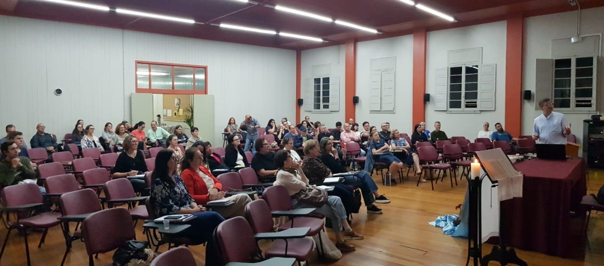 Escola de Teologia e Bíblia da Região de Caxias inicia aulas do segundo ano em encontro sobre os 60 anos da CF