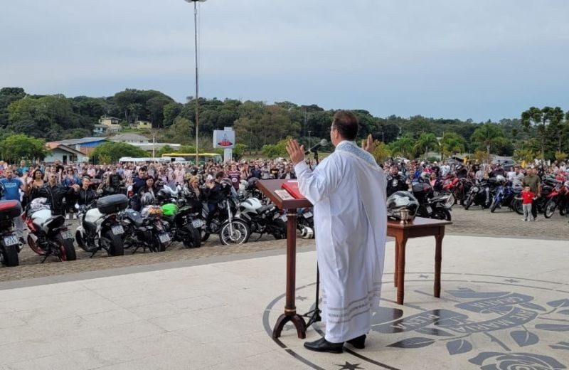 Foto de capa da notícia Milhares de fiéis participam da 46ª pré-romaria dos motociclistas ao Santuário de Caravaggio, em Farroupilha